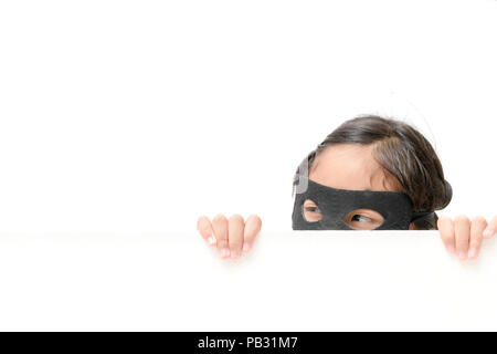 Ragazza di supereroi si nascondono dietro banner bianco bordo isolato su sfondo bianco con copia spazio per il testo di input Foto Stock