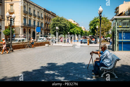 Tarragona, Spagna - 12 Luglio 2018: anziani signori rilassarsi all'ombra a Rambla Nova in Tarragona Catalogna Foto Stock