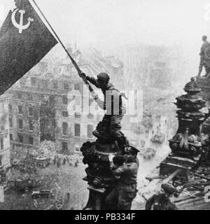 Germania Berlino, soldato russo sul Reichstag, 1945 Foto Stock