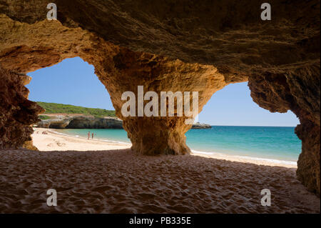 Il Portogallo, Algarve, grotte a Pintadinho beach, a Portimao Foto Stock