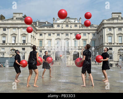 Giocolieri e ballerini eseguono estratti dalla cascata, una commissione speciale da Gandini Juggling, nelle fontane a Somerset House di Londra durante una chiamata di foto per Circus campionatore. La manifestazione fa parte del Circus250, il Nationwide celebrazione del 250 anniversario di circo contemporaneo. Foto Stock