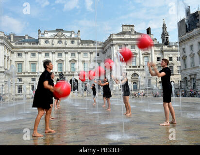 Giocolieri e ballerini eseguono estratti dalla cascata, una commissione speciale da Gandini Juggling, nelle fontane a Somerset House di Londra durante una chiamata di foto per Circus campionatore. La manifestazione fa parte del Circus250, il Nationwide celebrazione del 250 anniversario di circo contemporaneo. Foto Stock