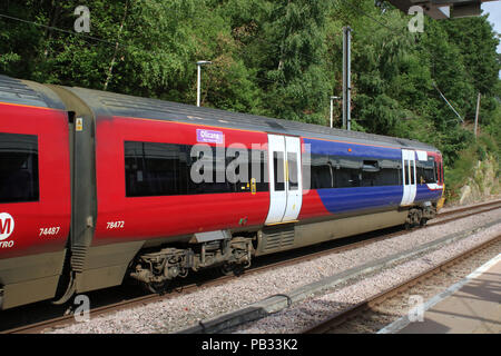 Auto leader della classe 333 Electric Multiple Unit treno nel nord della ferrovia/WYPTE livrea a Bradford Forster Square named Olicana Ilkley's Roman Fort. Foto Stock