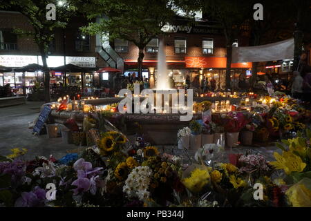 Luce Candel veglia con fiori e messaggi in Alessandro il Grande Parkette sulla città greca Danforth dopo mortale riprese di massa sulla luglio 22, 2018 Foto Stock