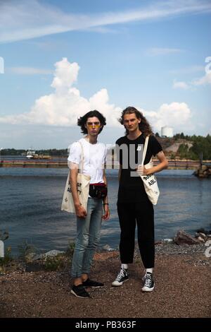 Helsinki, Finlandia. Il 24 luglio, 2018. I modelli che pongono al di fuori di Helsinki durante la settimana della moda - Luglio 24, 2018 - Credit: Pista Manhattan | in tutto il mondo di utilizzo/dpa/Alamy Live News Foto Stock