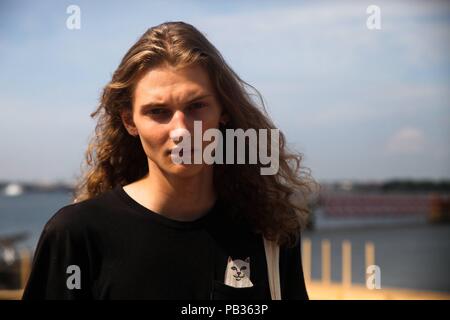 Helsinki, Finlandia. Il 24 luglio, 2018. Un modello che pone al di fuori di Helsinki durante la settimana della moda - Luglio 24, 2018 - Credit: Pista Manhattan | in tutto il mondo di utilizzo/dpa/Alamy Live News Foto Stock