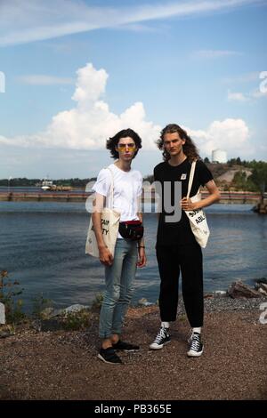 Helsinki, Finlandia. Il 24 luglio, 2018. I modelli che pongono al di fuori di Helsinki durante la settimana della moda - Luglio 24, 2018 - Credit: Pista Manhattan | in tutto il mondo di utilizzo/dpa/Alamy Live News Foto Stock