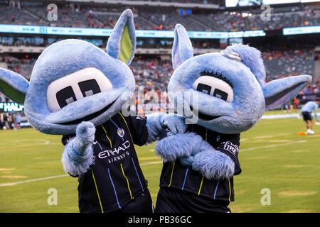 East Rutherford, NJ - Luglio 25, 2018: Moonchester & Moonbeam mascotte del Manchester City partecipare a gioco ICC contro il Liverpool FC a MetLife stadium Liverpool ha vinto 2 - 1 Credito: lev radin/Alamy Live News Foto Stock