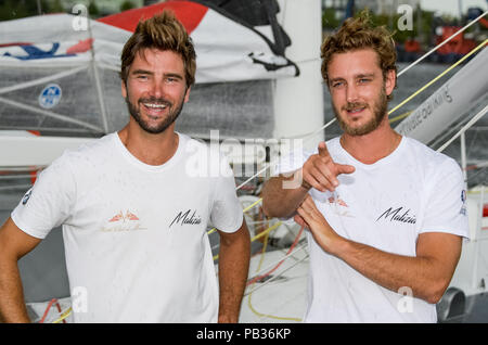 Amburgo, Germania. Xxv Luglio, 2018. 25.07.2018, Amburgo: Boris Herrmann (L) e Pierre Casiraghi, figlio della Principessa Caroline von Hannover, deep-sea sailor, in piedi nella parte anteriore della barca 'Malizia'. Credito: Axel Heimken/dpa/Alamy Live News Foto Stock