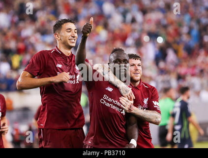 East Rutherford, Stati Uniti d'America. Xxv Luglio, 2018. Di Liverpool Sadio Mane (C) celebra il suo obiettivo con i tuoi compagni di squadra durante la International Champions Cup match tra città di Manchester e Liverpool FC a MetLife Stadium di East Rutherford del New Jersey, Stati Uniti, 25 luglio 2018. Credito: Wang Ying/Xinhua/Alamy Live News Foto Stock