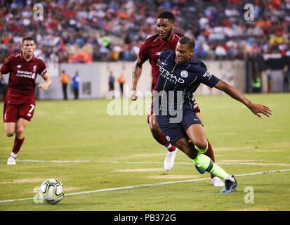 East Rutherford, Stati Uniti d'America. Xxv Luglio, 2018. Manchester City's Lukas Nmecha (R) dribbling la sfera durante l'International Champions Cup match tra città di Manchester e Liverpool FC a MetLife Stadium di East Rutherford del New Jersey, Stati Uniti, 25 luglio 2018. Credito: Wang Ying/Xinhua/Alamy Live News Foto Stock