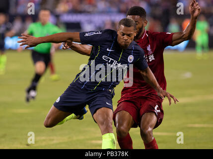 East Rutherford, NJ - Luglio 25, 2018: Lukas Nmecha (43) del Manchester City & Joe Gomez (12) di Liverpool FC lotta per la sfera durante il gioco ICC a MetLife stadium Liverpool ha vinto 2 - 1 Foto Stock