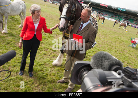 Llanelwedd, Powys, Regno Unito. Il 26 luglio 2018. Il primo ministro Theresa Maggio visite il Royal Welsh Agricultural Show. Il Royal Welsh Agricultural Show è salutato come il più grande e più prestigioso evento del suo genere in Europa. In eccesso di 200.000 visitatori sono attesi questa settimana nel corso di questi quattro giorni di periodo di mostra. Il primo film era a Aberystwyth in 1904 ed ha attirato 442 voci di bestiame. © Graham M. Lawrence/Alamy Live News. Foto Stock