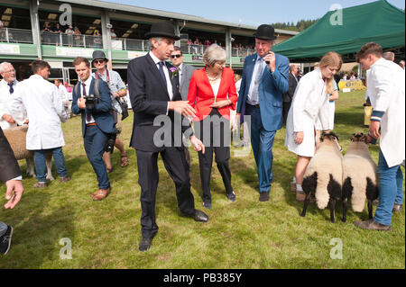 Llanelwedd, Powys, Regno Unito. Il 26 luglio 2018. Il primo ministro Theresa Maggio visite il Royal Welsh Agricultural Show. Il Royal Welsh Agricultural Show è salutato come il più grande e più prestigioso evento del suo genere in Europa. In eccesso di 200.000 visitatori sono attesi questa settimana nel corso di questi quattro giorni di periodo di mostra. Il primo film era a Aberystwyth in 1904 ed ha attirato 442 voci di bestiame. © Graham M. Lawrence/Alamy Live News. Foto Stock