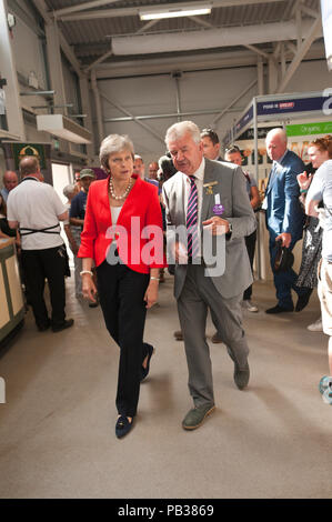 Llanelwedd, Powys, Regno Unito. Il 26 luglio 2018. Il primo ministro Theresa Maggio visite il Royal Welsh Agricultural Show. Il Royal Welsh Agricultural Show è salutato come il più grande e più prestigioso evento del suo genere in Europa. In eccesso di 200.000 visitatori sono attesi questa settimana nel corso di questi quattro giorni di periodo di mostra. Il primo film era a Aberystwyth in 1904 ed ha attirato 442 voci di bestiame. © Graham M. Lawrence/Alamy Live News. Foto Stock