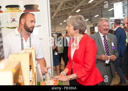 Llanelwedd, Powys, Regno Unito. Il 26 luglio 2018. Il primo ministro Theresa Maggio visite il Royal Welsh Agricultural Show. Il Royal Welsh Agricultural Show è salutato come il più grande e più prestigioso evento del suo genere in Europa. In eccesso di 200.000 visitatori sono attesi questa settimana nel corso di questi quattro giorni di periodo di mostra. Il primo film era a Aberystwyth in 1904 ed ha attirato 442 voci di bestiame. © Graham M. Lawrence/Alamy Live News. Foto Stock