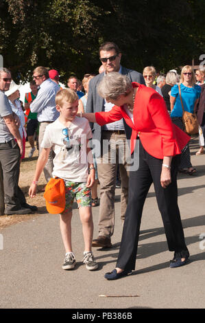 Llanelwedd, Powys, Regno Unito. Il 26 luglio 2018. Il primo ministro Theresa Maggio visite il Royal Welsh Agricultural Show. Il Royal Welsh Agricultural Show è salutato come il più grande e più prestigioso evento del suo genere in Europa. In eccesso di 200.000 visitatori sono attesi questa settimana nel corso di questi quattro giorni di periodo di mostra. Il primo film era a Aberystwyth in 1904 ed ha attirato 442 voci di bestiame. © Graham M. Lawrence/Alamy Live News. Foto Stock