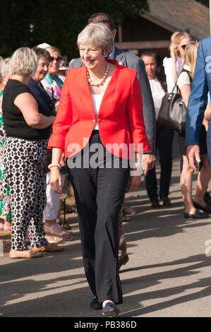 Llanelwedd, Powys, Regno Unito. Il 26 luglio 2018. Il primo ministro Theresa Maggio visite il Royal Welsh Agricultural Show. Il Royal Welsh Agricultural Show è salutato come il più grande e più prestigioso evento del suo genere in Europa. In eccesso di 200.000 visitatori sono attesi questa settimana nel corso di questi quattro giorni di periodo di mostra. Il primo film era a Aberystwyth in 1904 ed ha attirato 442 voci di bestiame. © Graham M. Lawrence/Alamy Live News. Foto Stock