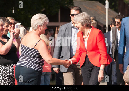 Llanelwedd, Powys, Regno Unito. Il 26 luglio 2018. Il primo ministro Theresa Maggio visite il Royal Welsh Agricultural Show. Il Royal Welsh Agricultural Show è salutato come il più grande e più prestigioso evento del suo genere in Europa. In eccesso di 200.000 visitatori sono attesi questa settimana nel corso di questi quattro giorni di periodo di mostra. Il primo film era a Aberystwyth in 1904 ed ha attirato 442 voci di bestiame. © Graham M. Lawrence/Alamy Live News. Foto Stock