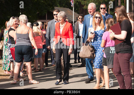 Llanelwedd, Powys, Regno Unito. Il 26 luglio 2018. Il primo ministro Theresa Maggio visite il Royal Welsh Agricultural Show. Il Royal Welsh Agricultural Show è salutato come il più grande e più prestigioso evento del suo genere in Europa. In eccesso di 200.000 visitatori sono attesi questa settimana nel corso di questi quattro giorni di periodo di mostra. Il primo film era a Aberystwyth in 1904 ed ha attirato 442 voci di bestiame. © Graham M. Lawrence/Alamy Live News. Foto Stock