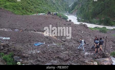 Rasuwa. 26 Luglio, 2018. Soccorritori alla ricerca di sopravvissuti al sito della frana nel Timure, Rasuwa, Nepal, luglio 26, 2018. Almeno 4 persone sono state uccise e molti altri mancanti dopo le frane hanno colpito la piccola cittadina di mercoledì a mezzanotte. Credito: Xinhua/Alamy Live News Foto Stock