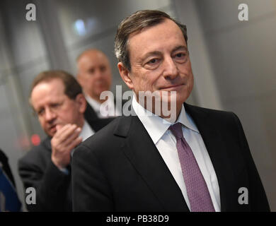 Archiviato - 08 marzo 2018, Germania, Frankfurt am Main: Mario Draghi (R), il presidente della Banca centrale europea (BCE), e il suo vice Vitor Constancio sul loro modo al loro posto all'inizio della conferenza stampa presso la sede della BCE. (Sul dpa 'BCE riunione del consiglio direttivo con decisione sul tasso d'interesse" del 26.07.2018) Foto: Arne Dedert/dpa Foto Stock