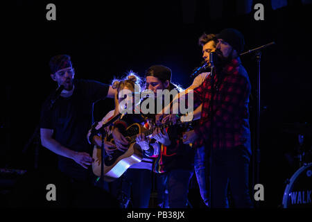 Edmonton, Alberta, Canada. 22 Luglio, 2018. La pop band a piedi fuori la terra vista esibirsi sul palco durante il K-giorni in Edmonton.K-giorni è lunga esposizione annuale che dura 10 giorni di credito: Ron Palmer/SOPA Immagini/ZUMA filo/Alamy Live News Foto Stock