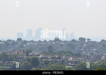 Alexandra Palace. Londra. Regno Unito 12 Giugno 2018 - Elevati livelli di inquinamento oltre nel Distretto Finanziario Londinese visto da Alexandra Palace di Londra Nord. La Gran Bretagna è ondata di caldo ha innescato un elevato inquinamento Avvertenza temperatura è prevista per raggiungere 37C in alcune parti del paese entro la fine della settimana. Credito: Dinendra Haria/Alamy Live News Foto Stock