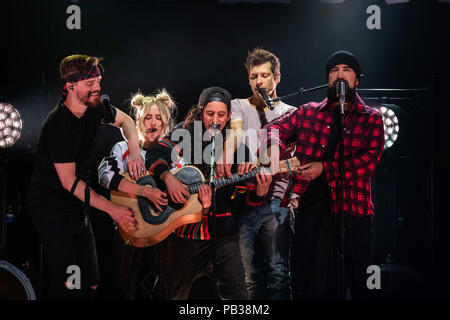 Edmonton, Alberta, Canada. 22 Luglio, 2018. La pop band a piedi fuori la terra vista esibirsi sul palco durante il K-giorni in Edmonton.K-giorni è lunga esposizione annuale che dura 10 giorni di credito: Ron Palmer/SOPA Immagini/ZUMA filo/Alamy Live News Foto Stock