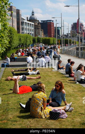 Glasgow, Regno Unito, 26 luglio 2018, meteo UK, persone di Glasgow godere ancora un altro giorno di calore. La folla si raccolgono lungo il fiume Clyde sul Broomielaw quay durante l'ora di pranzo a prendere il sole mentre essa dura. Credito: Pawel Pietraszewski / Alamy Live News Foto Stock