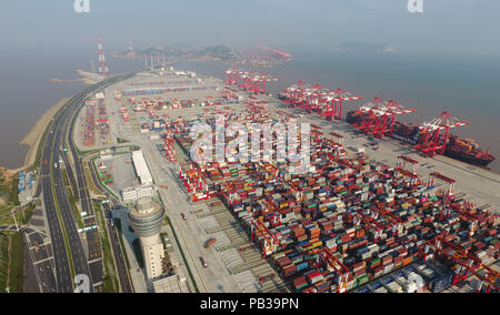 (180726) -- Shanghai, luglio 26, 2018 (Xinhua) -- Foto aeree prese sulla luglio 25, 2018 mostra una fase IV di Yangshan Acque profonde porto, un contenitore automatizzato terminale, nell est della Cina di Shanghai. Costruito sulla maggiore e minore Yangshan isole a sud di Shanghai, il Yangshan Acque profonde Porto ha beneficiato la città del commercio marittimo in quanto il suo funzionamento. Il porto di Shanghai attualmente contenitore mantiene relazioni commerciali con oltre 500 porti nel mondo. Nel 2017, il TEU (twenty-foot contenitore unità equivalente) il throughput del porto di Shanghai ha raggiunto un record di 4,02 milioni di euro, in crescita 8,3 per cento Foto Stock