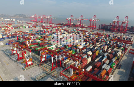 (180726) -- Shanghai, luglio 26, 2018 (Xinhua) -- Foto aeree prese sulla luglio 25, 2018 mostra una fase IV di Yangshan Acque profonde porto, un contenitore automatizzato terminale, nell est della Cina di Shanghai. Costruito sulla maggiore e minore Yangshan isole a sud di Shanghai, il Yangshan Acque profonde Porto ha beneficiato la città del commercio marittimo in quanto il suo funzionamento. Il porto di Shanghai attualmente contenitore mantiene relazioni commerciali con oltre 500 porti nel mondo. Nel 2017, il TEU (twenty-foot contenitore unità equivalente) il throughput del porto di Shanghai ha raggiunto un record di 4,02 milioni di euro, in crescita 8,3 per cento Foto Stock