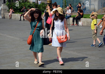 Londra, UK, 26 luglio 2018 Trafalgar Square giovedì al sole Credito: JOHNNY ARMSTEAD/Alamy Live News Foto Stock