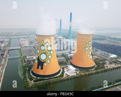 (180726) -- SHAOXING, luglio 26, 2018 (Xinhua) -- Questa Foto aeree prese sulla luglio 26, 2018 mostra due circulative acqua di raffreddamento per torri che fanno parte del sistema di servizi di pubblica utilità all'interno di una stampa e la tintura di zona industriale a Shaoxing, est della Cina di Provincia dello Zhejiang. A partire dal 2010, la stampa e la tintura di fabbriche sparse intorno Keqiao distretto di Shaoxing hanno attraversato una trifase in regime di ristrutturazione che è riuscito a raccogliere in una apposita zona industriale dotata di eco-friendly utilities e strutture per lo smaltimento dei rifiuti. Nel 2017, il totale valore di prodotto del settore ha visto un sì Foto Stock