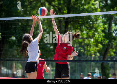 Belgrado, Serbia - Luglio 26, 2018: Teenage i giocatori di competere in donne di pallavolo durante la gioventù giochi sportivi campionato Credito: Marko Rupena/Alamy Live News Foto Stock