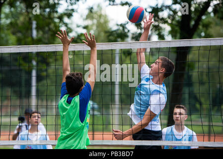 Belgrado, Serbia - Luglio 26, 2018: Teenage i giocatori di competere nella pallavolo durante la gioventù giochi sportivi campionato Credito: Marko Rupena/Alamy Live News Foto Stock