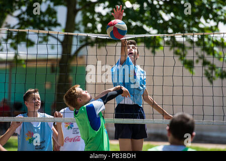 Belgrado, Serbia - Luglio 26, 2018: Teenage i giocatori di competere nella pallavolo durante la gioventù giochi sportivi campionato Credito: Marko Rupena/Alamy Live News Foto Stock