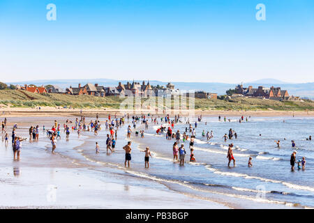 Troon, Ayrshire. Il 26 luglio 2018. Regno Unito: Meteo molti usufruire dell'insolitamente caldo e prendere per la spiaggia a raffreddarsi, prendere il sole o fare una nuotata in mare. Credito: Findlay/Alamy Live News Foto Stock