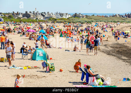 Troon, Ayrshire. Il 26 luglio 2018. Regno Unito: Meteo molti usufruire dell'insolitamente caldo e prendere per la spiaggia a raffreddarsi, prendere il sole o fare una nuotata in mare. Credito: Findlay/Alamy Live News Foto Stock