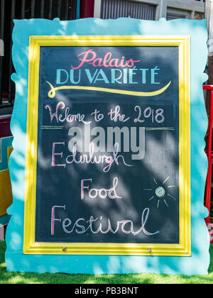 Edinburgh, Regno Unito. Il 26 luglio 2018. Edinburgh Food Festival 2018 in George Square Gardens, Edimburgo, Scozia, Regno Unito. Ci sono bancarelle prodotti alimentari con oltre 20 cibo e bevande locali produttori nella libera manifestazione all'aperto. La Edinburgh Food Festival segno di benvenuto Foto Stock