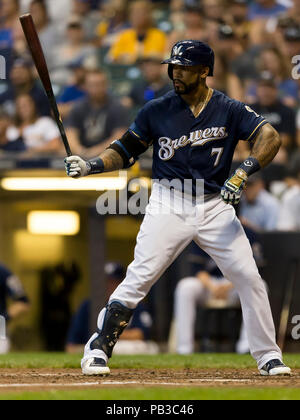 Milwaukee, WI, Stati Uniti d'America. Il 24 luglio, 2018. Milwaukee Brewers primo baseman Eric Thames #7 in azione durante il Major League Baseball gioco tra il Milwaukee Brewers e i cittadini di Washington a Miller Park di Milwaukee, WI. John Fisher/CSM/Alamy Live News Foto Stock