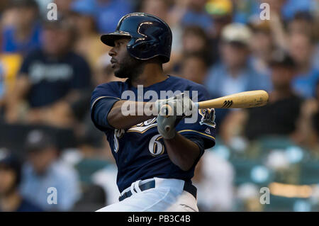 Milwaukee, WI, Stati Uniti d'America. Il 24 luglio, 2018. Milwaukee Brewers center fielder Lorenzo Caino #6 in azione durante il Major League Baseball gioco tra il Milwaukee Brewers e i cittadini di Washington a Miller Park di Milwaukee, WI. John Fisher/CSM/Alamy Live News Foto Stock