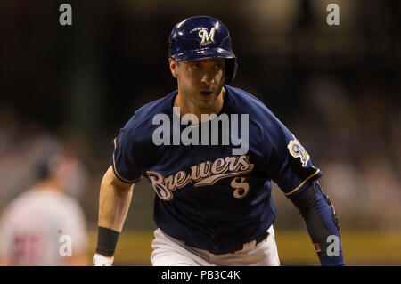 Milwaukee, WI, Stati Uniti d'America. Il 24 luglio, 2018. Milwaukee Brewers sinistra fielder Ryan Braun #8 in azione durante il Major League Baseball gioco tra il Milwaukee Brewers e i cittadini di Washington a Miller Park di Milwaukee, WI. John Fisher/CSM/Alamy Live News Foto Stock