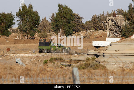 Alture del Golan. 26 Luglio, 2018. Una foto scattata il 26 luglio 2018, dall'insediamento di Ein Zivan Israeliano-occupato Golan.L'esercito siriano giovedì issato il siriano bandiera nazionale oltre l'incrocio tra il sud della provincia di Quneitra e l'Israeliano-occupato Golan, una fonte bene informata Xinhua ha detto. Credito: Muammar Awad/Xinhua/Alamy Live News Foto Stock