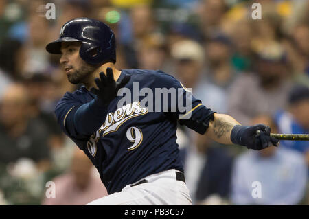 Milwaukee, WI, Stati Uniti d'America. Il 24 luglio, 2018. Milwaukee Brewers catcher Manny Pina #9 in azione durante il Major League Baseball gioco tra il Milwaukee Brewers e i cittadini di Washington a Miller Park di Milwaukee, WI. John Fisher/CSM/Alamy Live News Foto Stock