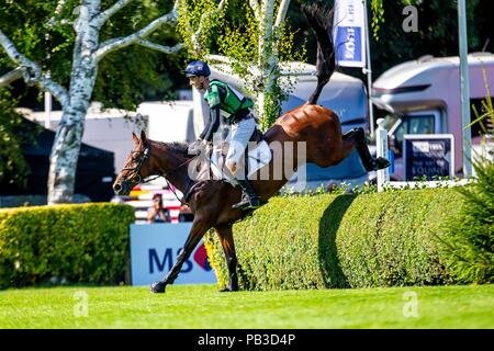 Hickstead, Sussex, Regno Unito. Il 26 luglio 2018. Il sesto posto. Tom Jackson equitazione Billy cuculo. GBR. La MS Eventers Amlin Challenge. Longines FEI Jumping Nations Cup di Gran Bretagna presso la BHS Royal International Horse Show. Tutti Inghilterra Jumping corso. Hickstead. La Gran Bretagna. 26/07/2018. Credito: Sport In immagini/Alamy Live News Foto Stock