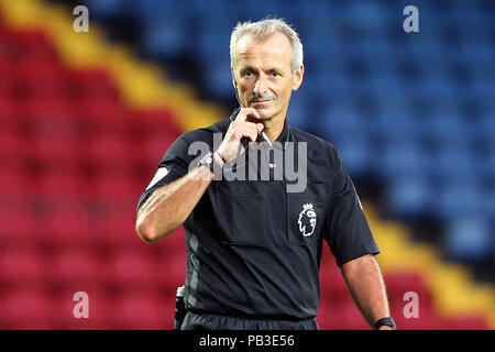 Blackburn Lancashire, Regno Unito. 26 Luglio, 2018. Arbitro Martin Atkinson durante il Pre-Season amichevole tra Blackburn Rovers e Everton a Ewood Park il 26 luglio 2018 a Blackburn, Inghilterra. Credito: Immagini di PHC/Alamy Live News Foto Stock