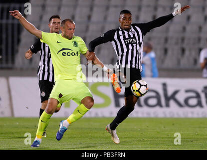 A Belgrado, in Serbia. 26 Luglio, 2018. Trakai's Osipov Evgeny anteriore (L) vies con il Partizan Ricardo Gomes durante il secondo turno di qualificazione UEFA Europa League football match a Belgrado in Serbia, 26 luglio 2018. Partizan ha vinto 1-0. Credito: Predrag Milosavljevic/Xinhua/Alamy Live News Foto Stock