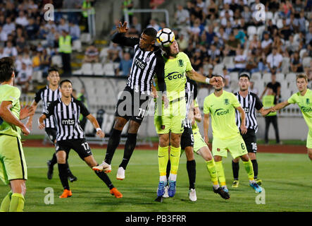 A Belgrado, in Serbia. 26 Luglio, 2018. Partizan di Ricardo Gomes (L) superiore con vies Trakai's Osipov Evgeny (R) superiore durante il secondo turno di qualificazione UEFA Europa League football match a Belgrado in Serbia, 26 luglio 2018. Partizan ha vinto 1-0. Credito: Predrag Milosavljevic/Xinhua/Alamy Live News Foto Stock