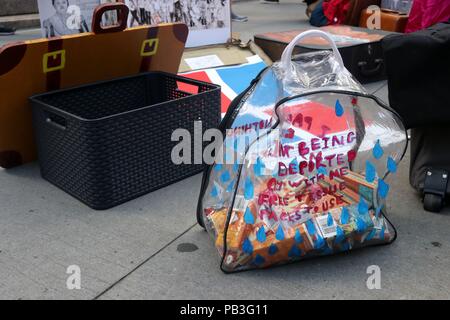 New York, NY, STATI UNITI D'AMERICA. 26th. Luglio, 2018. Una coalizione di immigrazione degli avvocati si sono stretti sui gradini del Department of Homeland Security (DHS) nella parte inferiore di Manhattan sul 26th. Luglio, 2018 a sostegno dei migranti per un "deportato valigia azione rally". Gli organizzatori - Il Nuovo Santuario coalizione - ha rilasciato una dichiarazione che chiede, "… a pensare a una persona - qualcuno che ami - e immaginate di imballaggio di una valigia per persona che prima che essi vengano deportati in un paese dove si potrebbe mai vederli di nuovo". © 2018 G. Ronald Lopez/DigiPixsAgain.us/Alamy Live News Foto Stock